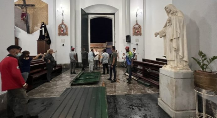 Fuertes vientos desprendieron puerta de la Catedral de Ciudad Bolívar (+Video)