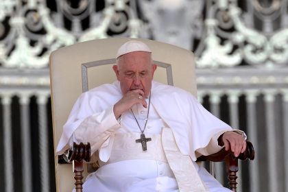 El papa Francisco está mejorando tras su operación el pasado miércoles por una hernia abdominal, pero no puede hacer esfuerzos y por tanto no celebrará públicamente el ángelus.