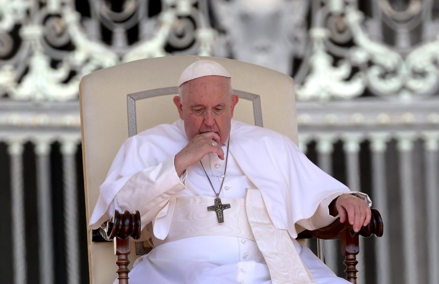 El papa Francisco está mejorando tras su operación el pasado miércoles por una hernia abdominal, pero no puede hacer esfuerzos y por tanto no celebrará públicamente el ángelus.