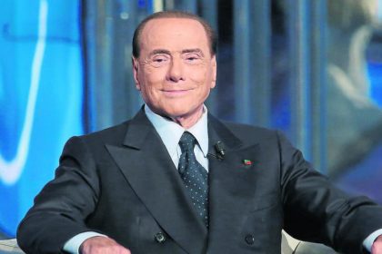 Berlusconi, de 86 años, había sido ingresado el pasado viernes, para someterse a una serie de controles «programados» por su leucemia, y con su muerte desparece un personaje clave de la vida política de Italia.