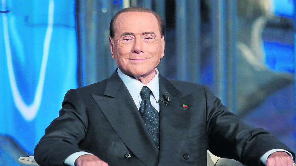 Berlusconi, de 86 años, había sido ingresado el pasado viernes, para someterse a una serie de controles «programados» por su leucemia, y con su muerte desparece un personaje clave de la vida política de Italia.