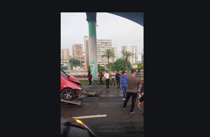 "Domingo de Caos en la Autopista Francisco Fajardo: Camioneta Pierde Control"