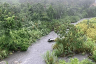 Camioneta cae al río durante lluvia en Barquisimeto