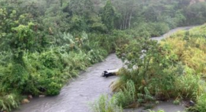 Camioneta cae al río durante lluvia en Barquisimeto