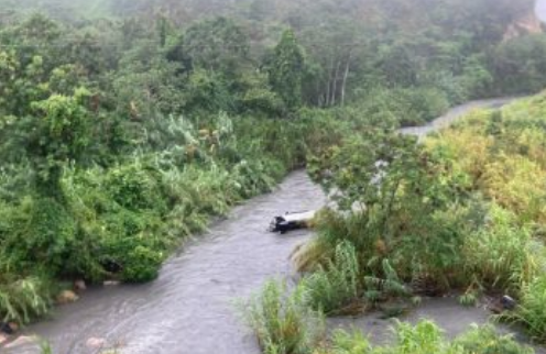 Camioneta cae al río durante lluvia en Barquisimeto