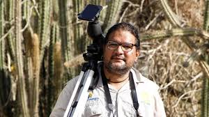 Biólogo venezolano José Briceño Linares recibe el Premio National Geographic / Buffett 2023 por su labor de rescate a la cotorra margariteña