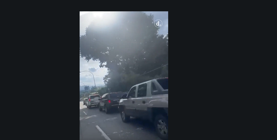 : Crisis de Gasolina en Miranda, Venezuela: Largas Colas en la Estación de Servicio de La Boyera, El Hatillo Meta Descripción: La escasez de gasolina persiste en Miranda, Venezuela. Imágenes impactantes muestran largas colas de vehículos esperando para surtir gasolina en la estación de servicio de La Boyera, en El Hatillo. Contenido: Este 10 de junio, la crisis de gasolina en Miranda, Venezuela, se agudiza. La estación de servicio del sector La Boyera, en El Hatillo, presenta largas colas de vehículos esperando para surtir gasolina, según informó @eldiario. La escasez de combustible ha sido una realidad persistente en Venezuela durante los últimos años, y los residentes de Miranda no son ajenos a esta difícil situación. Hoy, las filas interminables de automóviles y la desesperación de los conductores son la cara visible de esta crisis. Las imágenes de la estación de servicio de La Boyera muestran la magnitud del problema. Cientos de vehículos hacen cola, algunos durante horas, en un intento por llenar sus tanques y continuar con su vida diaria en medio de la crisis económica y de combustible que vive el país. El problema de la escasez de gasolina en Venezuela es complejo y multifacético, relacionado con factores que incluyen la disminución de la producción de petróleo, las sanciones internacionales y la falta de mantenimiento de las refinerías. A medida que esta crisis continúa, la paciencia de los conductores se pone a prueba, mientras luchan por acceder a un recurso esencial para sus actividades diarias. Etiquetas (tags): #Miranda, #SinGasolina, #LaBoyera, #ElHatillo, Crisis de Gasolina, Venezuela, Estación de Servicio, Colas de Vehículos. Palabras Clave: Miranda, Sin Gasolina, La Boyera, El Hatillo, crisis de gasolina, estación de servicio, largas colas, vehículos, surtir gasolina, Venezuela.