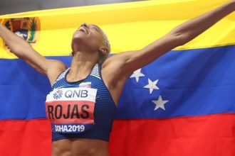 La reina del triple salto abrió su propia temporada con un vuelo de 14,96 metros