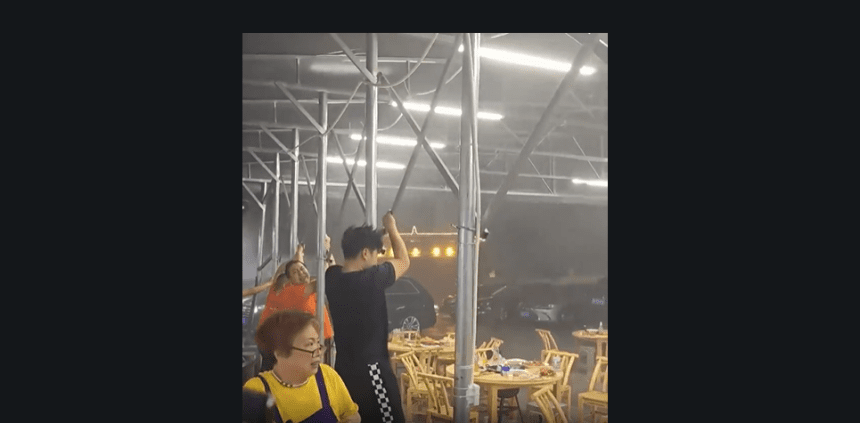 El incidente: un restaurante asiático levantado por fuertes vientos