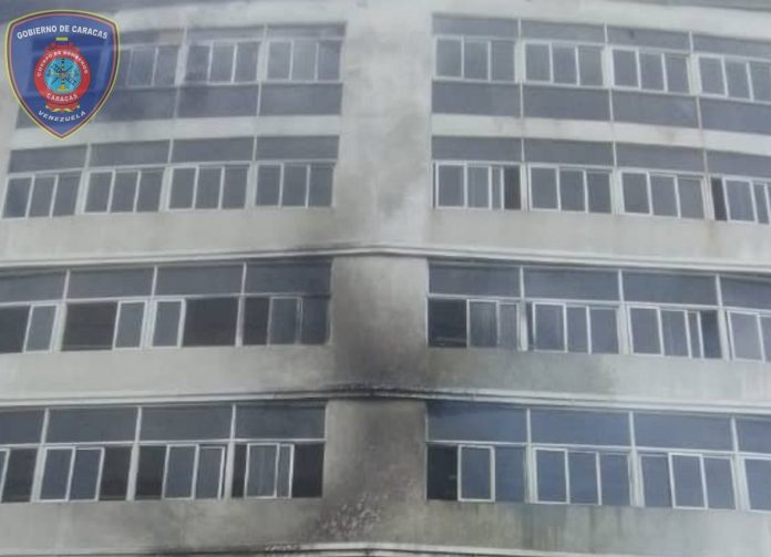 Tres estudiantes heridos tras fuerte explosión en la UNES de Catia