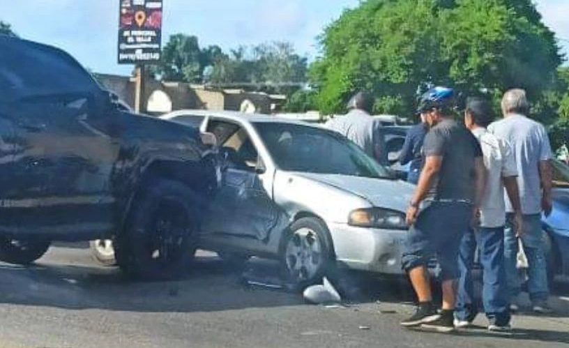 Isla de Margarita: Fuerte accidente entre dos vehículos en Calle Paralela