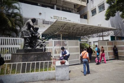 No atendieron a la infante que llegó con fiebre y los vigilantes agredieron a los padres de la niña.