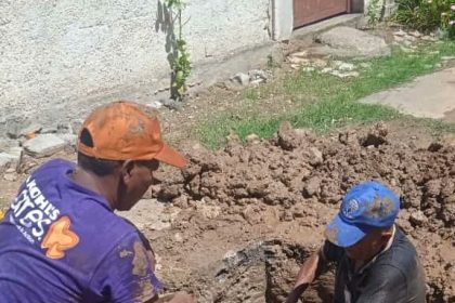 MinAguas e Hidrocaribe corrigieron fuga de agua potable en la calle Inmaculada de El Valle, sustituyendo un adaptador macho 3/4" x 25mm