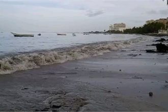 Pescadores de Margarita ponen a salvo sus botes peñeros por tormenta Bret