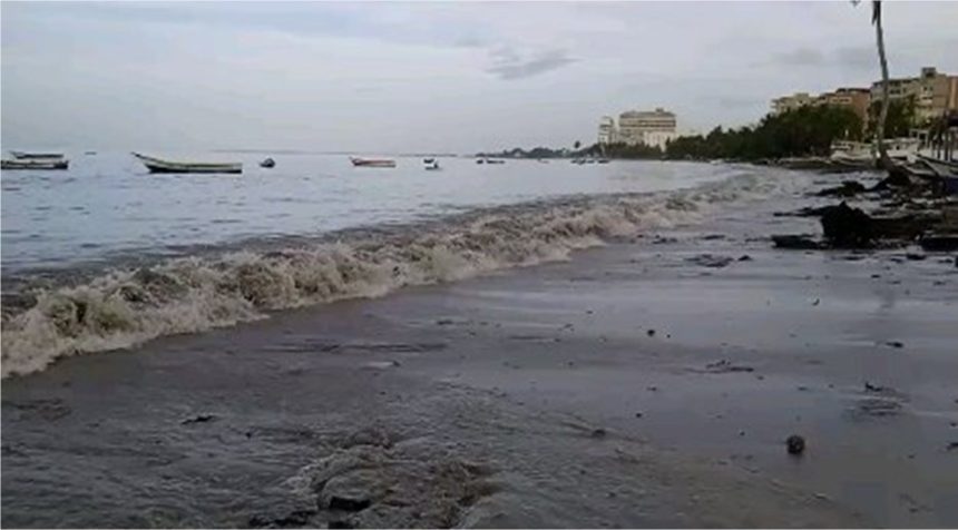 Pescadores de Margarita ponen a salvo sus botes peñeros por tormenta Bret