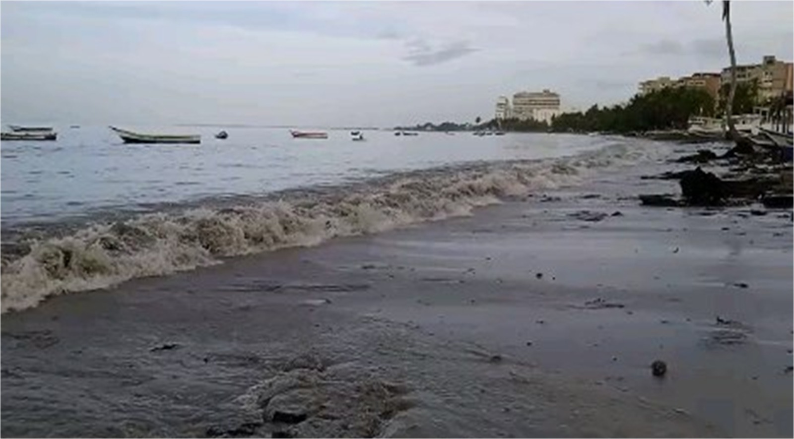 Pescadores de Margarita ponen a salvo sus botes peñeros por tormenta Bret