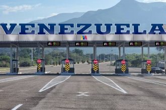 El boleto deberá tener la modalidad ida y vuelta, que no supere los 3 meses de estadía, dado que es el tiempo máximo de permanencia en el territorio colombiano.