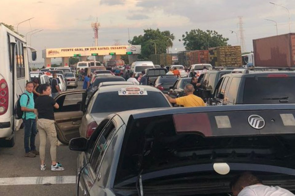 Caos en el puente sobre el lago: carros se lanzaron contra Yukpas