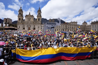 Ciudadanos Colombianos protestan contra las reformas de Petro