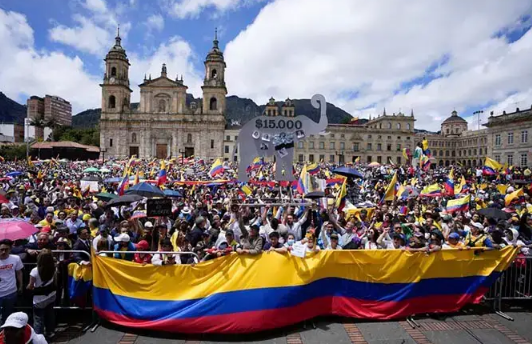 Ciudadanos Colombianos protestan contra las reformas de Petro