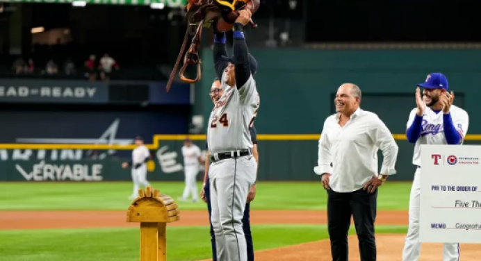 Miguel Cabrera conectó su hit 3.121 en las Grandes Ligas y fue homenajeado en Texas