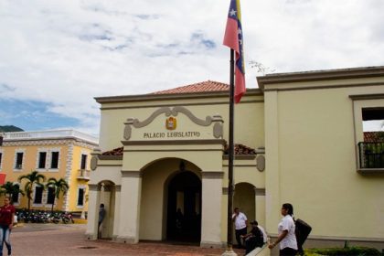 Trabajadores del Clebne exigen pago