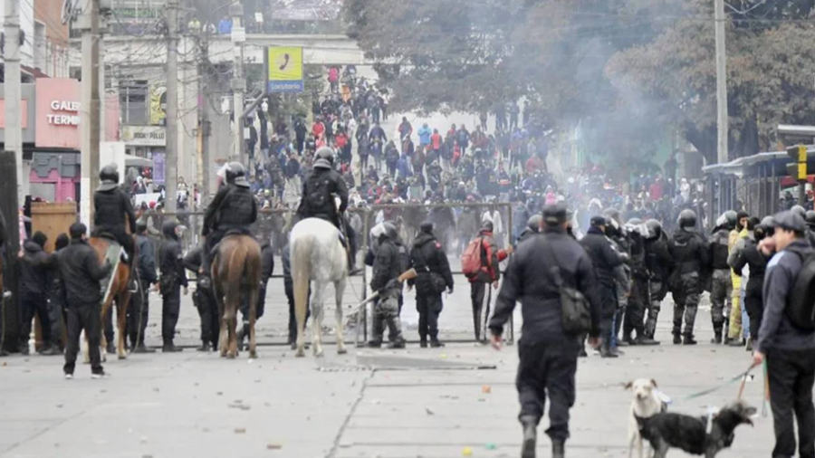 Al menos 96 heridos dejaron fuertes protestas en Argentina