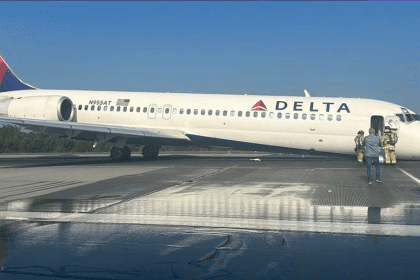 Avión de Delta aterriza sin tren de aterrizaje delantero