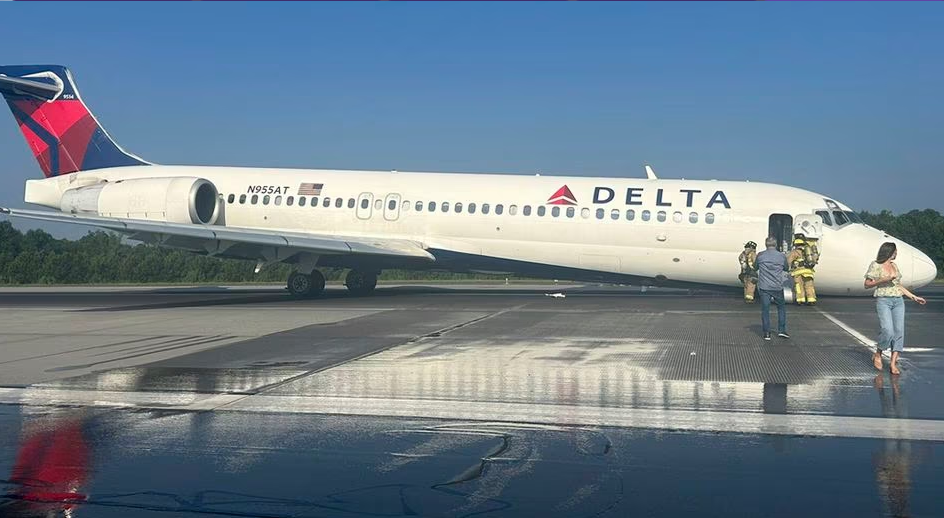 Avión de Delta aterriza sin tren de aterrizaje delantero