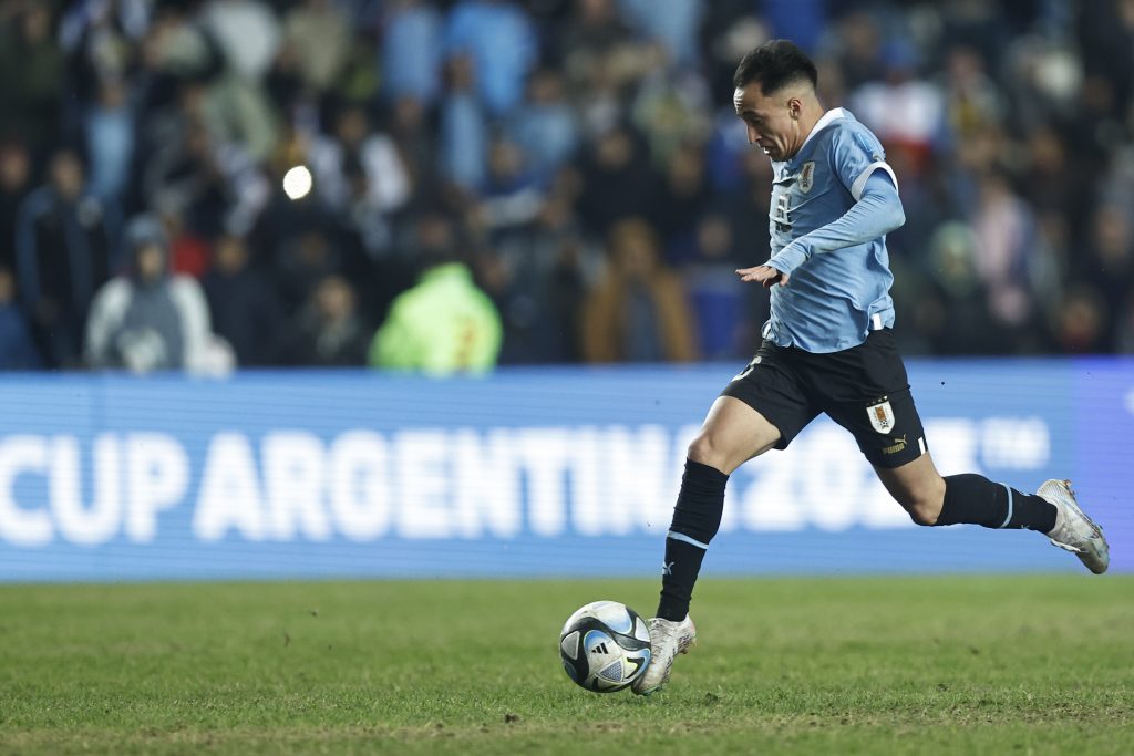 Dos disparos del capitán acercaron a la Celeste a la portería defendida por Sebastiano Desplanches.