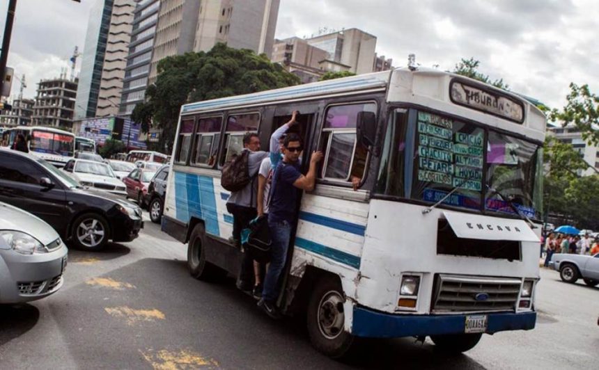 Fernando Mora, director ejecutivo de la Cámara Venezolana de Empresas de Transporte Extraurbano, asegura que es necesario un aumento del pasaje para evitar un nuevo colapso del servicio.