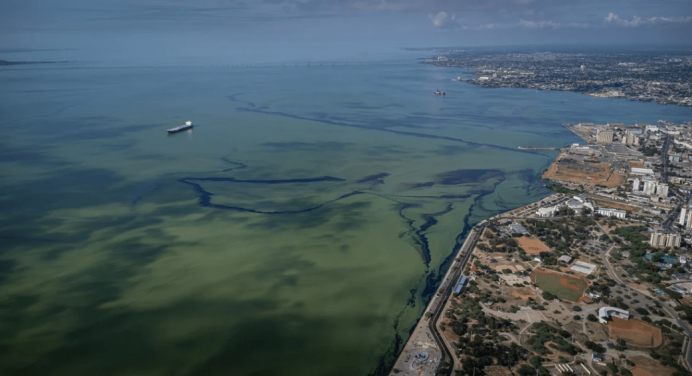 Pdvsa inicia limpieza por derrames de petróleo en el lago de Maracaibo