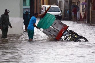 Inundaciones y fuertes lluvias en Cuba dejan un muerto y miles de evacuados