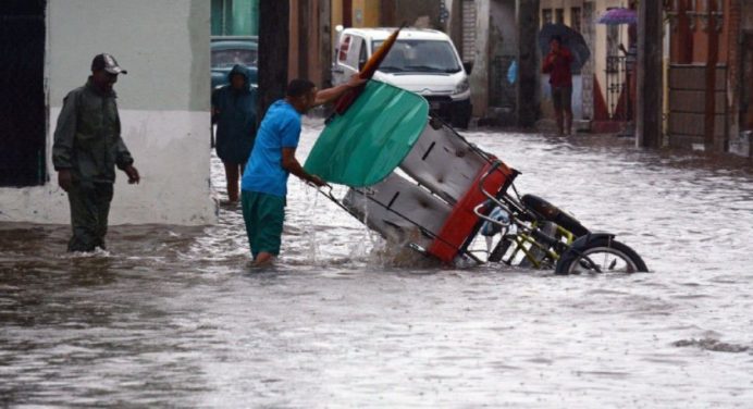 Inundaciones y fuertes lluvias en Cuba dejan un muerto y miles de evacuados