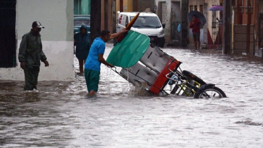 Inundaciones y fuertes lluvias en Cuba dejan un muerto y miles de evacuados