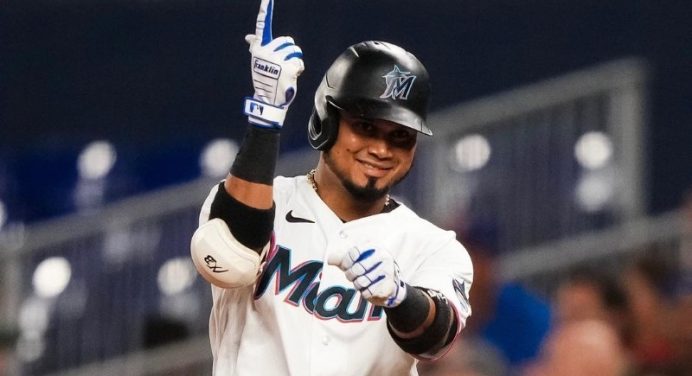 Luis Arráez bateó de 5-5 e hizo historia con Marlins