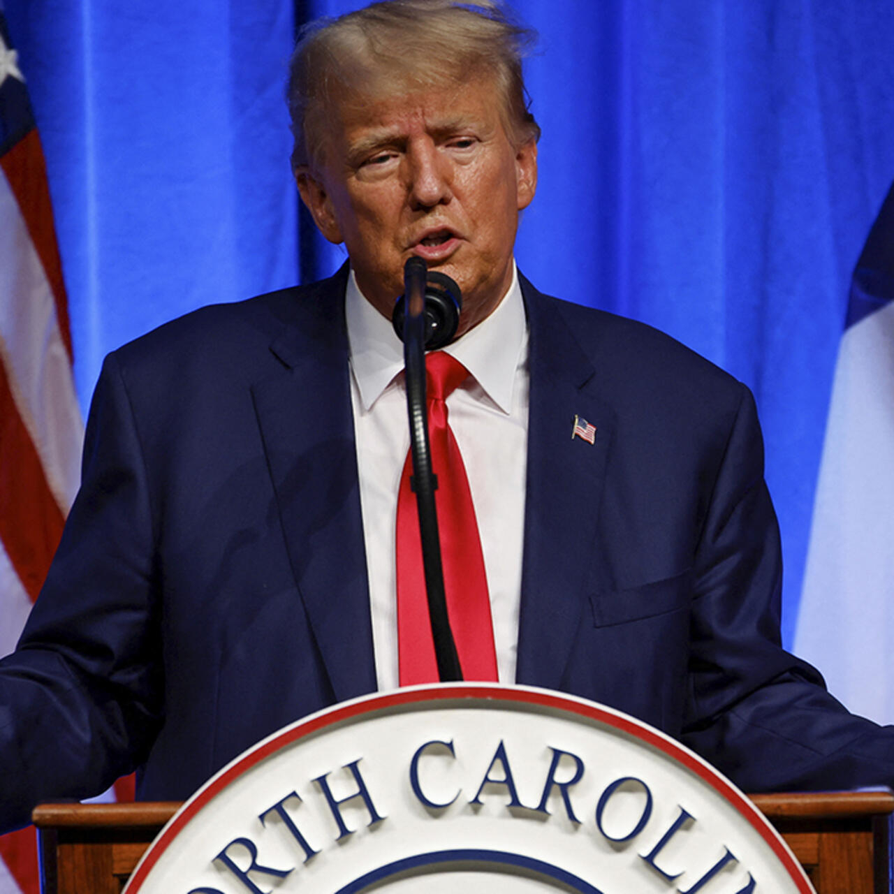 En el mitin en Georgia, los seguidores de Trump, muchos de ellos vistiendo las características gorras rojas