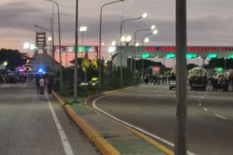 Indígenas yukpas protestan en el puente sobre el lago de Maracaibo