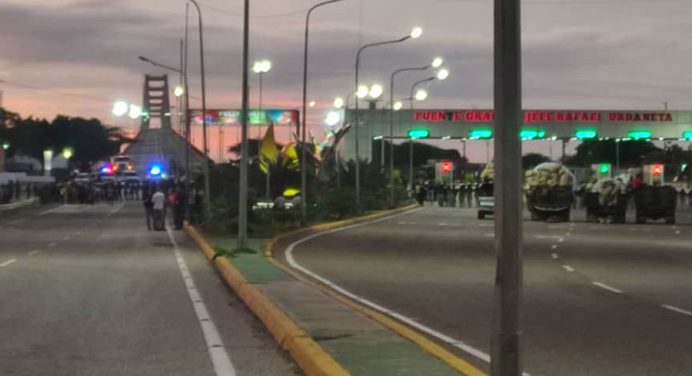 Indígenas yukpas protestan en el puente sobre el lago de Maracaibo