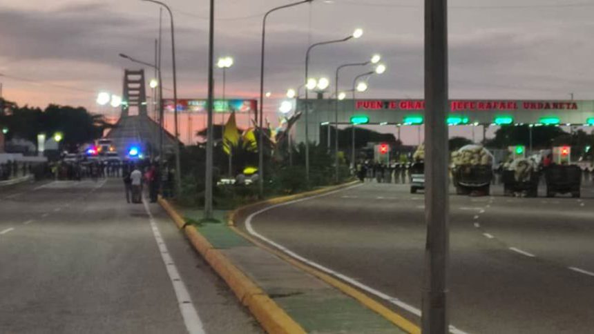 Indígenas yukpas protestan en el puente sobre el lago de Maracaibo