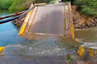 Miranda | Colapsó puente en Carenero que comunica a Higuerote con Chirimena