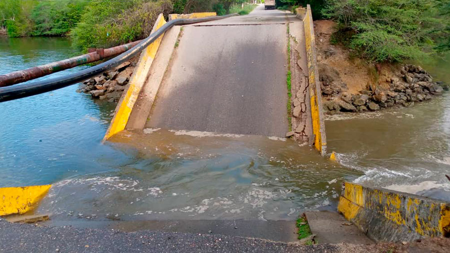 Miranda | Colapsó puente en Carenero que comunica a Higuerote con Chirimena