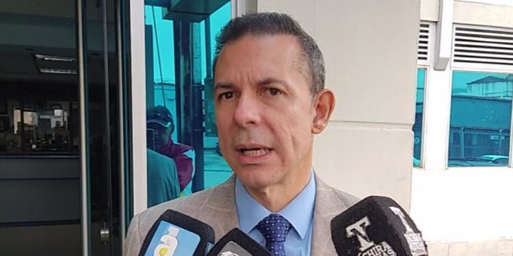 Tras la renuncia de Rafael Arraiz Lucca al cargo de suplente en la Comisión Nacional de Primaria, el candidato de Copei a la primaria presidencial, Roberto Enríquez