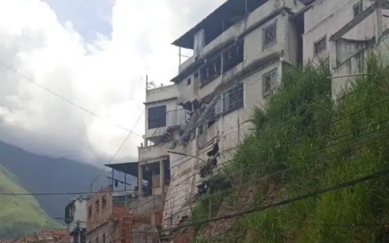 Vivenda en Petare colapsa dejando a varias familias afectadas