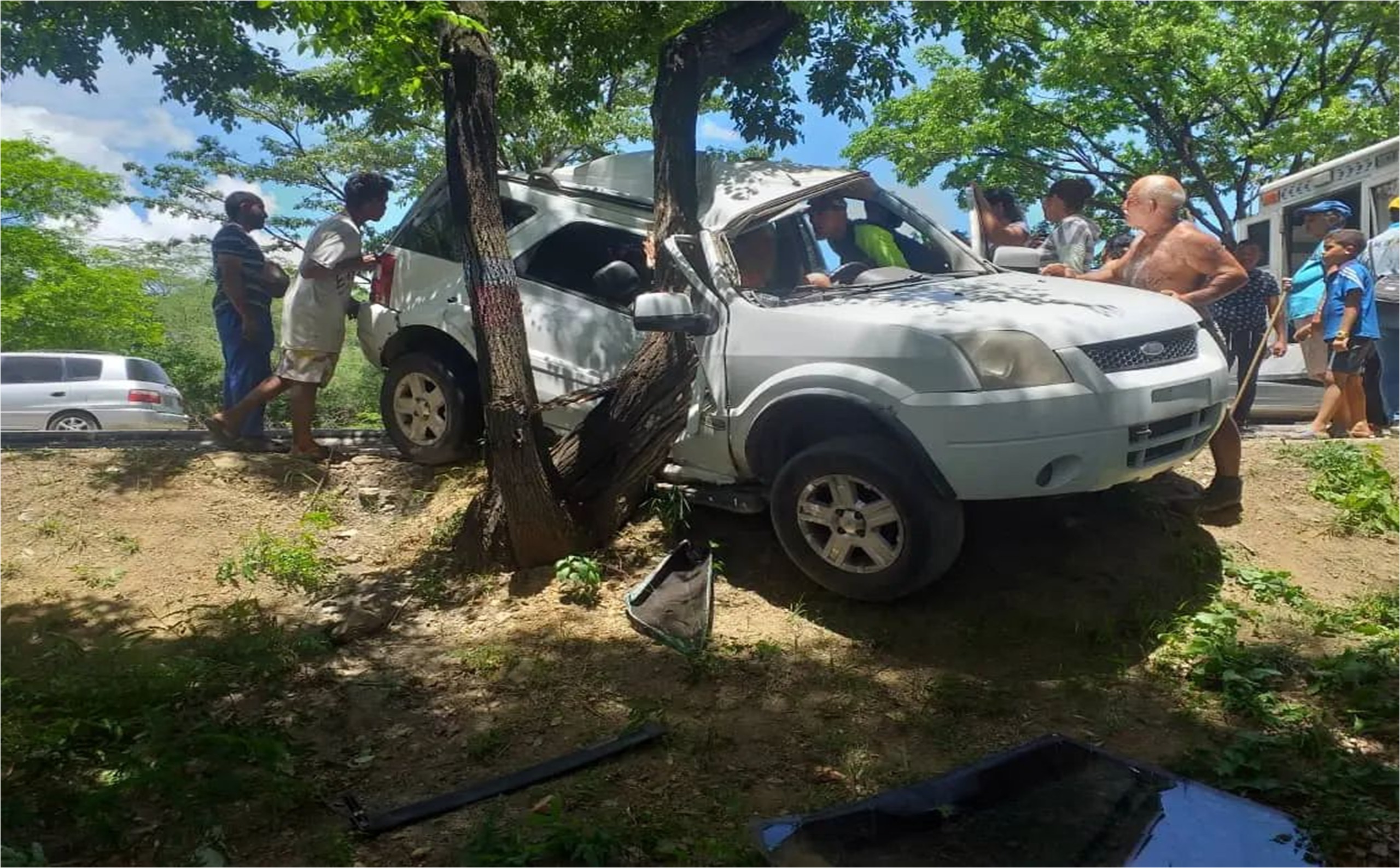 ¡Margarita! Camioneta se colea en la Carretera Nacional San Juan Bautista