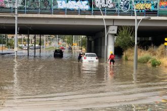 Las autoridades suspendieron el servicio de tranvía y desviaron varias rutas de autobuses por causa de las inundaciones.