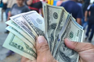 El DolarToday determinó este viernes 28 de julio la cotización del dólar a Bs. 31,81 en Venezuela. 