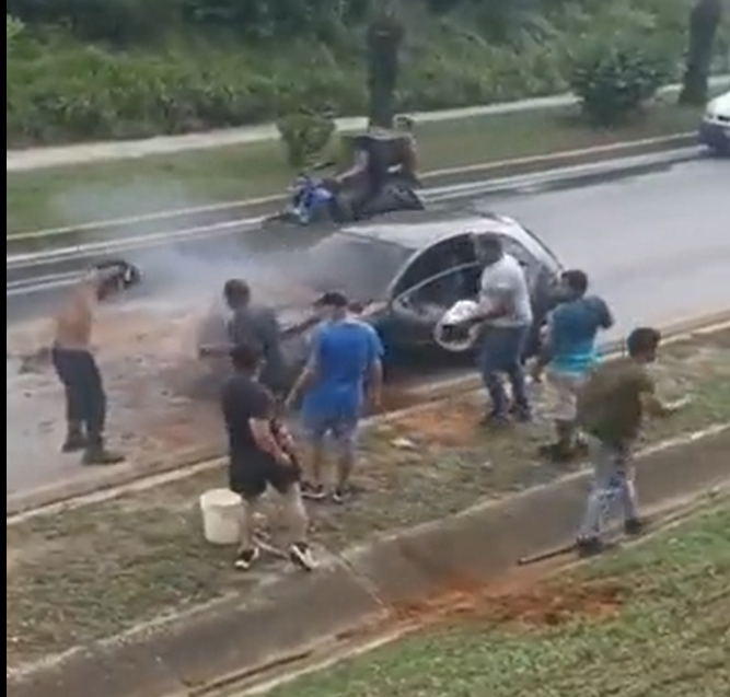 Un vehículo Ford de color verde fue reportado en llamas en la avenida Circunvalación de Porlamar, marcando otro incidente en la serie de vehículos incendiados.