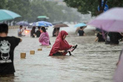 Las precipitaciones provocan también corrimientos de tierra, y se reportan afectaciones en más de 19 distritos y condados, dañando más de 7.500 hectáreas de cosechas.