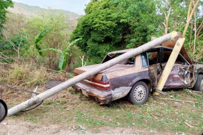 Conductor choca contra poste y árboles en Manzanillo